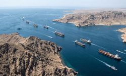 ABD, deniz ablukasını geçmeye çalışan İran gemisini vurdu