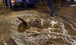 Adıyaman’da sağanak sele dönüştü: Araçlar mahsur kaldı