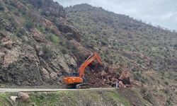 Batman'da yola düşen kayaların kapattığı grup köy yolu ulaşıma açıldı