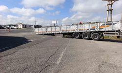 Çekiciden kopan dorse yolu trafiğe kapattı