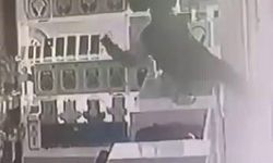 Diyarbakır'da masanın üstüne çıkan çocuk vitrindeki telefonları alarak kaçtı