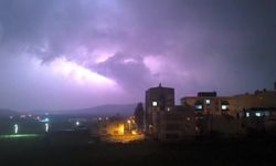 Gercüş'te şimşekler geceyi aydınlattı