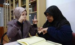 İşitme engelli kadınlar işaret diliyle Kur'an-ı Kerim öğreniyor