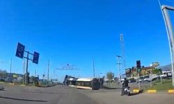 Kavşakta kontrolden çıkan tır devrildi