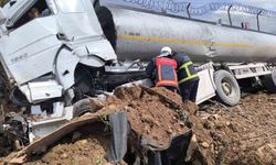 Mardin'de kontrolden çıkan yakıt tankerinin sürücüsü yaralandı