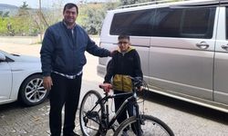 Ödülünü depremzede çocuğa hediye etti