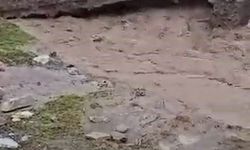 Siirt'te faciadan dönüldü: Sel suları bir evi yuttu