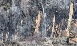 Şırnak'ta kayanın içinden dökülen sular hayran bırakıyor