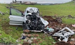 Tır ile hafif ticaret aracı çarpıştı: 2 ölü, 1 yaralı