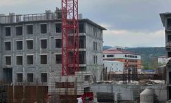 Ücretlerini alamadıklarını iddia eden işçiler kule vince çıktı