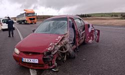 Yolda kayan araç karşı şeride geçerek başka araçla çarpıştı: 2 yaralı