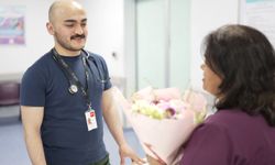Annesi ile aynı hastanede çalışan hekim oğuldan ebe anneye sürpriz
