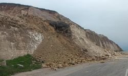 Batman’da heyelan: Üniversite yolu tek şeride düştü