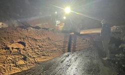 Batman’da heyelan yolu ulaşıma kapattı