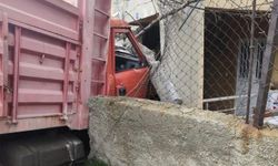 Siirt'te yük kamyonu duvarı aşıp eve daldı