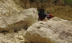 Gercüş'te yamaçtan kopan dev kaya parçaları yolu kapattı