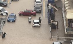 Sağanakta mahsur kalan sürücü çareyi otomobilin üzerine çıkmakta buldu