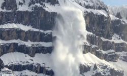 Şırnak'ta Hanke Dağlarından dev kar kütleleri koptu