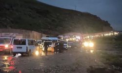 Cizre’de heyelan yolu kapattı, çok sayıda araç ve vatandaş mahsur kaldı