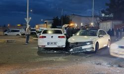 Diyarbakır'da 2 otomobil çarpıştı