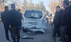 Diyarbakır'da 3 hafif ticari araç çarpıştı: 2 yaralı