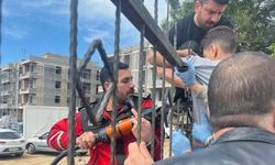 Diyarbakır'da demir korkuluk, küçük çocuğun koluna saplandı