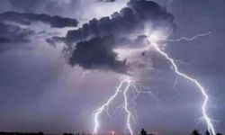 Diyarbakır'da elektrik direğine yıldırım düştü, yoldan geçen kadın yaralandı