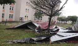 Diyarbakır’da rüzgar çatıyı uçurdu: Fabrikaya çarptı