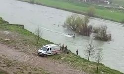 Dicle Nehri’nde mahsur kalan şahsı AFAD kurtardı