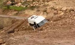 Siirt'te heyelan: Minibüs mahsur kaldı