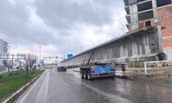 Siirt'te tıra yüklü köprü kirişi kavşakta takılı kaldı