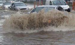 Mardin'de sağanak; Cadde ve sokaklar göle döndü