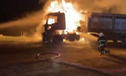 Mardin’de seyir halindeki tır yandı