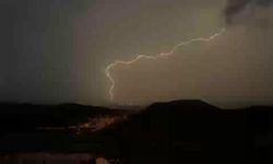 Mardin'de şimşekler görsel şölen oluşturdu