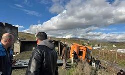 Siirt-Şirvan karayolunda kamyon devrildi: Trafik kilitlendi