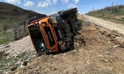 Siirt’te karayollarına ait kamyonet devrildi: Bir yaralı