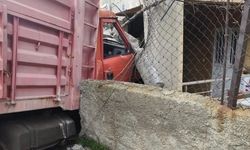 Siirt'te yük kamyonu duvarı aşıp eve daldı