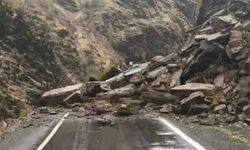 Şırnak'ta heyelan: Beytüşşebap yolunda ulaşım durdu