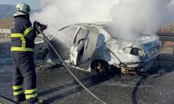 Seyir halindeki otomobilde yangın: 4 kişilik aile son anda kurtuldu
