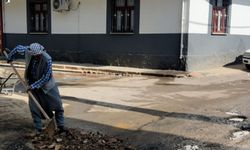 Vatandaşlar bozuk yolu kendi imkanlarıyla onardı