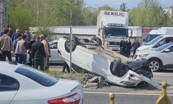 Diyarbakır'da otomobil refüje çarpıp ters döndü