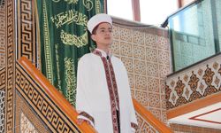 13 yaşındaki hafız ilk kez minbere çıktı, cemaate cuma namazı kıldırdı