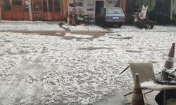Adıyaman'da dolu yağışı sonrası sokaklar beyaza döndü