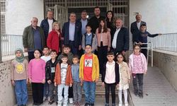 Diyarbakırlı iş adamından öğrencilere kırtasiye yardımı