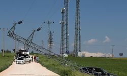 Kontrolden çıkan otomobil elektrik direğine çarptı