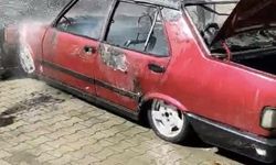 Park halindeki otomobil yanarak kullanılamaz hale geldi