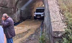 Yağış sonrası alt geçidi su bastı, minibüs mahsur kaldı