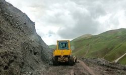 Ağrı'da meydana gelen heyelan ekipler tarafından temizlendi