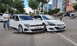Batman’da iki araç kavşakta çarpıştı