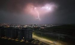 Batman'da şimşekler geceyi aydınlattı